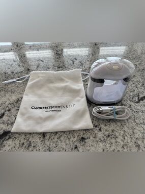 CURRENTBODY Skin LED Lip Perfector with Carry Pouch - White